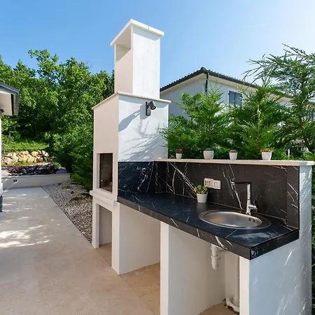 Faloniga With Pool And View In Vizinada *